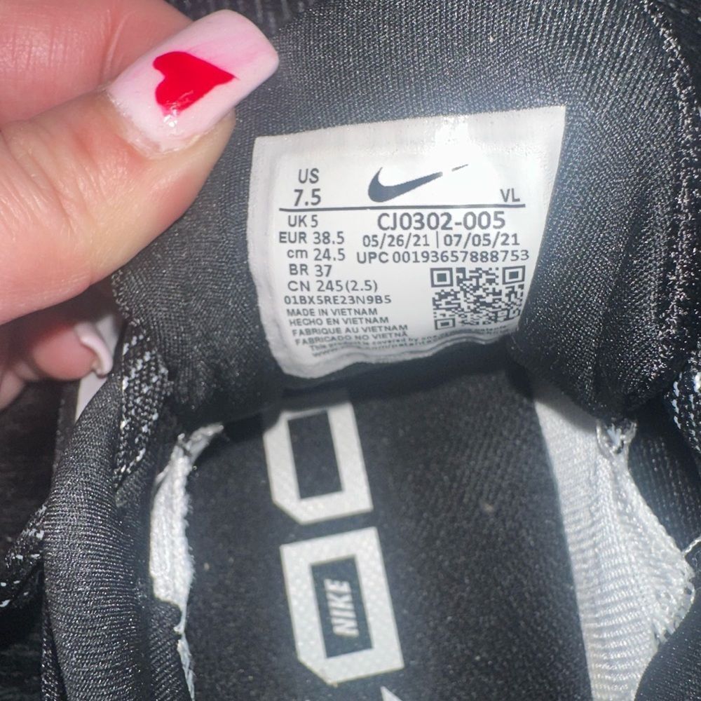 Nike Women’s Air Zoom Winflo 7 Black and White Running Shoes. Size 7.5 - Picture 7 of 8